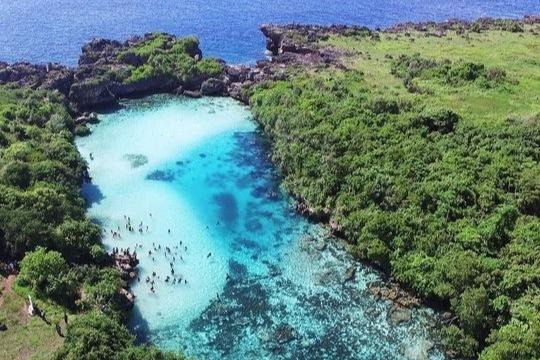 wisata-alam-weekuri-lagoon-sumba-dengan-tebing-batu-dan-air-biru